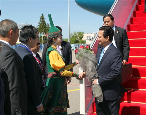 Ngày 29/5/2015, Thủ tướng Chính phủ Nguyễn Tấn Dũng đã đến Cộng hòa Kazakhstan, tham dự Lễ ký Hiệp định Thương mại Tự do giữa Việt Nam và Liên minh Kinh tế Á - Âu. Trong ảnh: Lễ đón Thủ tướng Nguyễn Tấn Dũng tại sân bay Kokshetau. Ảnh: Đức Tám – TTXVN Thủ tướng Nguyễn Tấn Dũng ký Hiệp định Thương mại tự do giữa Việt Nam và Liên minh Kinh tế Á – Âu. Trong ảnh: Toàn cảnh lễ ký. Ảnh: Đức Tám – TTXVN Trong chương trình tham dự Lễ ký Hiệp định Thương mại Tự do giữa Việt Nam và Liên minh Kinh tế Á - Âu, Thủ tướng Nguyễn Tấn Dũng gặp Chủ tịch Ban Thường trực Ủy ban Kinh tế Á – Âu, Ngài Victor Khristenko. Ảnh: Đức Tám – TTXVN Thủ tướng Nguyễn Tấn Dũng gặp Lãnh đạo các nước thuộc Liên minh Kinh tế Á – Âu. Ảnh: Đức Tám – TTXVN