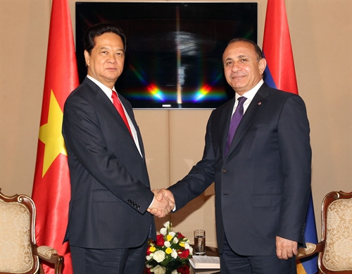 Trong chương trình tham dự Lễ ký Hiệp định Thương mại Tự do giữa Việt Nam và Liên minh Kinh tế Á - Âu, Thủ tướng Nguyễn Tấn Dũng gặp Thủ tướng Liên bang Nga, Ngài Dmitry Anatolyevich Medvedev. Ảnh: Đức Tám – TTXVN Thủ tướng Nguyễn Tấn Dũng gặp Thủ tướng Cộng hòa Armenia, Ngài Hovik Abrahamyan. Ảnh: Đức Tám – TTXVN Thủ tướng Nguyễn Tấn Dũng gặp Thủ tướng Cộng hoà Kyrgystan, Ngài Temir Sariyev. Ảnh: Đức Tám – TTXVN