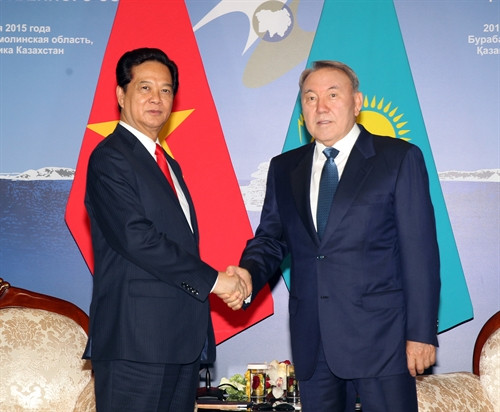 Thủ tướng Chính phủ Nguyễn Tấn Dũng đến chào xã giao Tổng thống Cộng hòa Kazakhstan, Ngài Nursultan Nazarbaye. Ảnh: Đức Tám – TTXVN Thủ tướng Nguyễn Tấn Dũng gặp Thủ tướng Kazakhstan, Ngài Karim Massimov. Ảnh: Đức Tám – TTXVN Thủ tướng Nguyễn Tấn Dũng và Thủ tướng Cộng hòa Kazakhstan, Ngài Karim Massimov chứng kiến Lễ ký kết các văn kiện hợp tác giữa hai nước. Trong ảnh: Hai Thủ tướng chứng kiến Lễ ký Chương trình hợp tác giai đoạn 2015 - 2017 giữa Bộ Tư pháp Việt Nam và Bộ Tư pháp Kazakhstan. Ảnh: Đức Tám – TTXVN Thủ tướng Nguyễn Tấn Dũng tiếp lãnh đạo Tập đoàn Dầu khí Quốc gia Kazakhstan (KazMunaiGaz) và chứng kiến Lễ ký hợp tác thăm dò, khai thác và cung cấp dịch vụ dầu khí giữa Tập đoàn Dầu khí Quốc gia Việt Nam (PVN) và Công ty KazTransGas (thuộc Tập đoàn KazMunaiGaz). Trong ảnh: Quang cảnh lễ ký kết hợp tác. Ảnh: Đức Tám – TTXVN