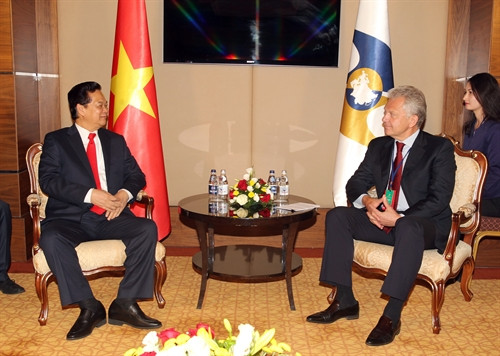 Ngày 29/5/2015, Thủ tướng Chính phủ Nguyễn Tấn Dũng đã đến Cộng hòa Kazakhstan, tham dự Lễ ký Hiệp định Thương mại Tự do giữa Việt Nam và Liên minh Kinh tế Á - Âu. Trong ảnh: Lễ đón Thủ tướng Nguyễn Tấn Dũng tại sân bay Kokshetau. Ảnh: Đức Tám – TTXVN Thủ tướng Nguyễn Tấn Dũng ký Hiệp định Thương mại tự do giữa Việt Nam và Liên minh Kinh tế Á – Âu. Trong ảnh: Toàn cảnh lễ ký. Ảnh: Đức Tám – TTXVN Trong chương trình tham dự Lễ ký Hiệp định Thương mại Tự do giữa Việt Nam và Liên minh Kinh tế Á - Âu, Thủ tướng Nguyễn Tấn Dũng gặp Chủ tịch Ban Thường trực Ủy ban Kinh tế Á – Âu, Ngài Victor Khristenko. Ảnh: Đức Tám – TTXVN Thủ tướng Nguyễn Tấn Dũng gặp Lãnh đạo các nước thuộc Liên minh Kinh tế Á – Âu. Ảnh: Đức Tám – TTXVN