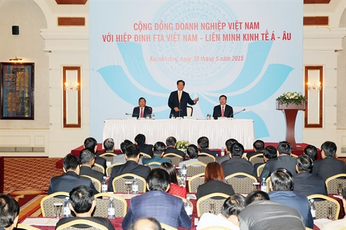 Thủ tướng Nguyễn Tấn Dũng tham dự buổi gặp mặt các doanh nghiệp Việt Nam tại Kazakhstan với chủ đề “Cộng đồng doanh nghiệp Việt Nam với Hiệp định Thương mại tự do giữa Việt Nam và Liên minh Kinh tế Á – Âu”. Ảnh: Đức Tám – TTXVN Thủ tướng Nguyễn Tấn Dũng và Phu nhân cùng Đoàn đại biểu cấp cao Việt Nam đến thăm Đại sứ quán Việt Nam ở Thủ đô Astana. Trong ảnh: Thủ tướng Nguyễn Tấn Dũng và Phu nhân thăm hỏi cán bộ, nhân viên Đại sứ quán và đại diện Cộng đồng người Việt Nam tại Kazakhstan. Ảnh: Đức Tám – TTXVN