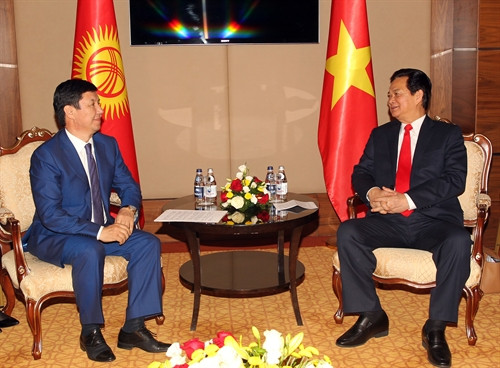 Trong chương trình tham dự Lễ ký Hiệp định Thương mại Tự do giữa Việt Nam và Liên minh Kinh tế Á - Âu, Thủ tướng Nguyễn Tấn Dũng gặp Thủ tướng Liên bang Nga, Ngài Dmitry Anatolyevich Medvedev. Ảnh: Đức Tám – TTXVN Thủ tướng Nguyễn Tấn Dũng gặp Thủ tướng Cộng hòa Armenia, Ngài Hovik Abrahamyan. Ảnh: Đức Tám – TTXVN Thủ tướng Nguyễn Tấn Dũng gặp Thủ tướng Cộng hoà Kyrgystan, Ngài Temir Sariyev. Ảnh: Đức Tám – TTXVN