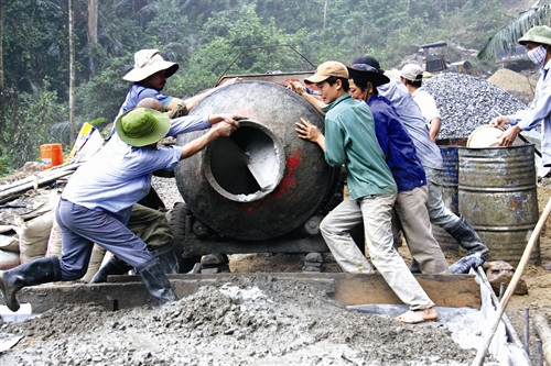 Làm đường bê tông vào bản Ón, Yên Hợp và Mò Ô Ồ Ồ