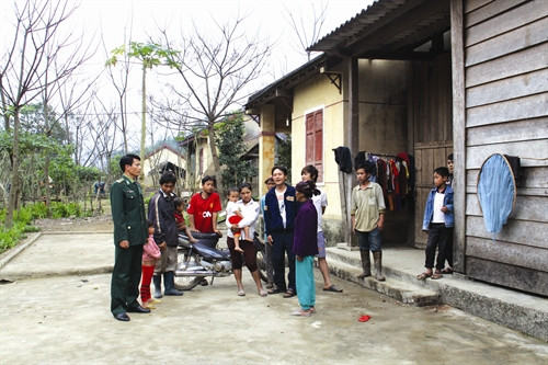 Bộ đội biên phòng vận động đồng bào bản Mò Ô Ồ Ồ thực hiện nếp sống mới và tham gia bảo vê an ninh biên giới
