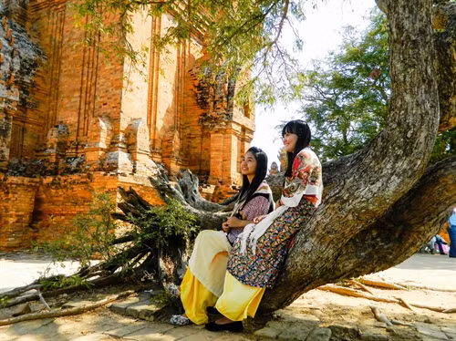Áo dài Chăm không thể thiếu trong lễ hội Cô gái Chăm trong trang phục truyền thống bên tháp cổ. Áo dài Chăm khiến các thiếu nữ thêm đằm thắm