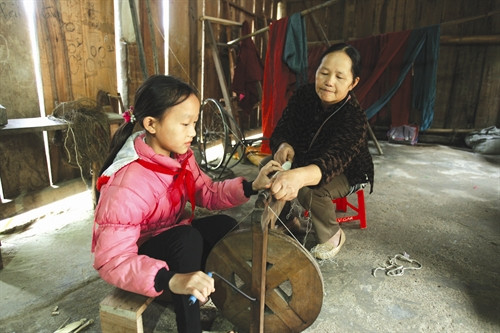 Bà Vàng Thị Mai "truyền nghề" cho thế hệ trẻ