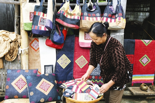 Bà Vàng Thị Mai với những sản phẩm lanh mang đậm bản sắc văn hóa Mông