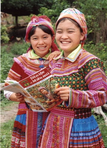 Thiếu nữ Mông với Bản tin ảnh Dân tộc- Miền núi- Thông tấn xã Việt Nam