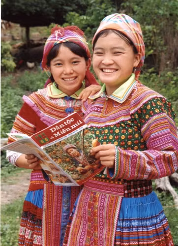 Thiếu nữ Mông với Bản tin ảnh Dân tộc- Miền núi- Thông tấn xã Việt Nam