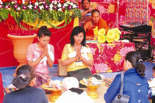 Phật tử đến Lễ Kiết giới Si ma cầu xin may mắn, an lành cho gia đình