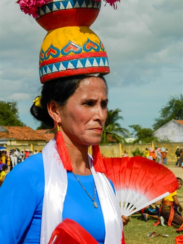 Khuyên tai tôn thêm vẻ duyên dáng cho phụ nữ Chăm Vẻ đẹp dịu dàng của thiếu nữ Chăm