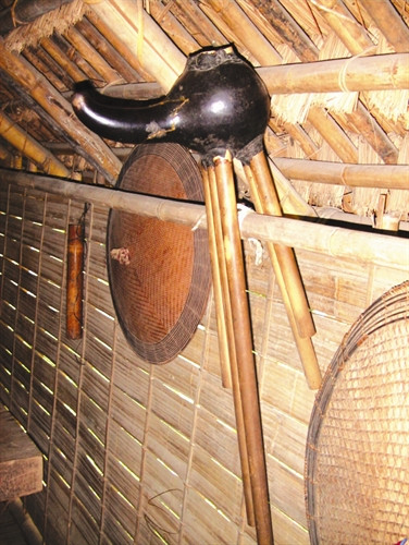 Nhạc cụ Đing năm thường được dùng để thổi theo điệu hát Ayray, trong các lễ hội như: lễ mừng lúa mới, lễ cầu mưa...