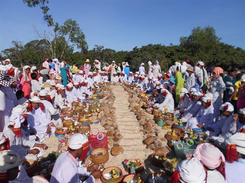 Nhờ có trang phục riêng biệt mà đồng bào dễ dàng nhận biết cấp bậc của các chức sắc
