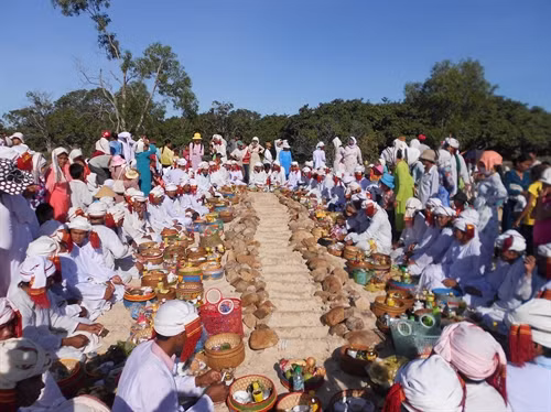 Nhờ có trang phục riêng biệt mà đồng bào dễ dàng nhận biết cấp bậc của các chức sắc