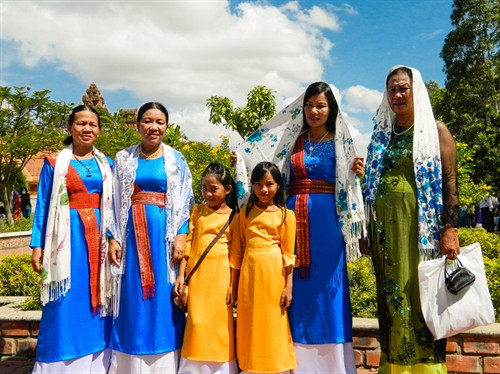 Áo dài Chăm không thể thiếu trong lễ hội Cô gái Chăm trong trang phục truyền thống bên tháp cổ. Áo dài Chăm khiến các thiếu nữ thêm đằm thắm