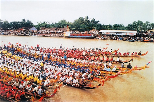 Đua ghe ngo trong ngày hội ở Sóc Trăng Đua ghe ngo trong ngày hội ở Sóc Trăng