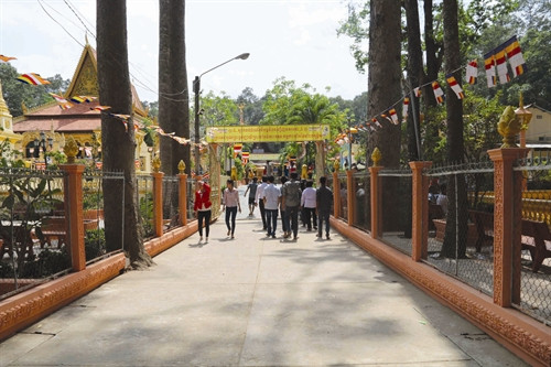 Chùa Âng luôn thu hút đông đảo du khách tới chiêm bái, tham quan Chùa Âng luôn thu hút đông đảo du khách tới chiêm bái, tham quan