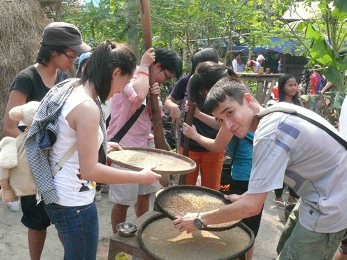 Du khách thích thú với làng nghề cốm dẹp