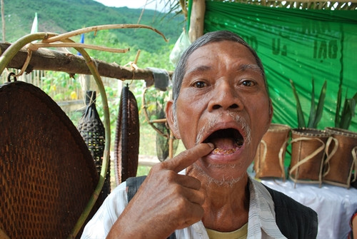 Già Đinh Văn Lương với hàm răng đã cà mòn