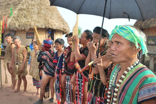 Đàn ông Cơ - tu xâu dái tai