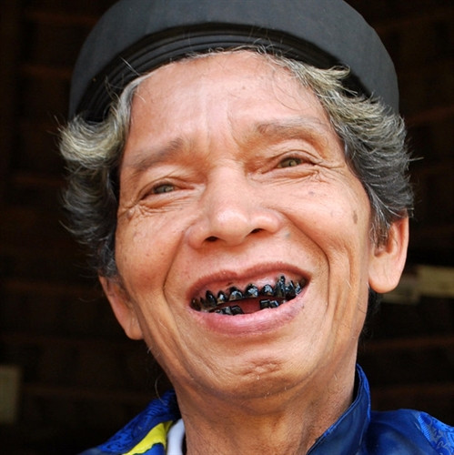 Đàn ông Cơ - tu nhuộm răng