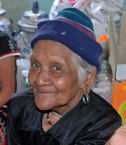 Cụ bà Cơ - tu đeo khuyên