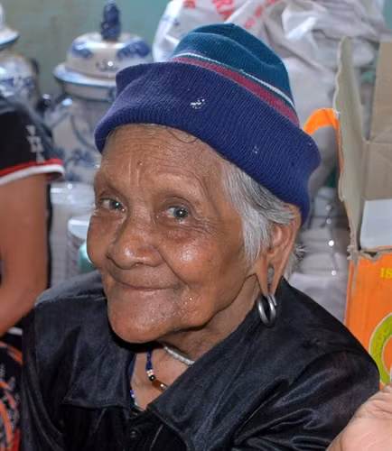 Cụ bà Cơ - tu đeo khuyên