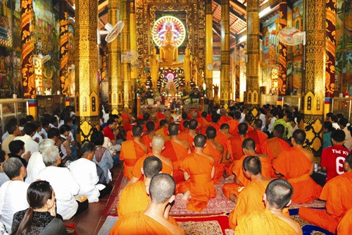 Quang cảnh sư sãi và bà con Khmer sinh hoạt tín ngưỡng Quang cảnh sư sãi và bà con Khmer sinh hoạt tín ngưỡng