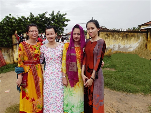 Thiếu nữ Chăm duyên dáng với áo dài truyền thống.