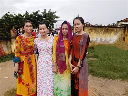 Thiếu nữ Chăm duyên dáng với áo dài truyền thống.
