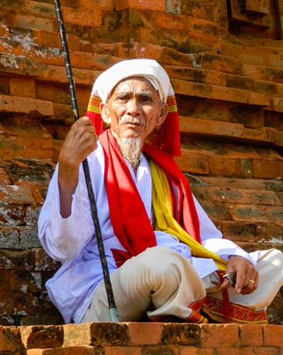 Po Bac (phó cả sư) với trang phục giống với trang phục của cả sư Po Adhia