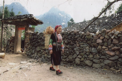 Tường rào bằng đá là đặc trưng trong kiến trúc nhà ở của đồng bào Mông