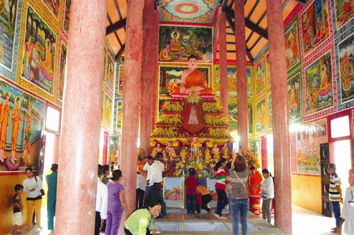 Bên trong chính điện có tượng Phật lớn và một cái hố to để Phật tử bỏ đồ cúng xuống