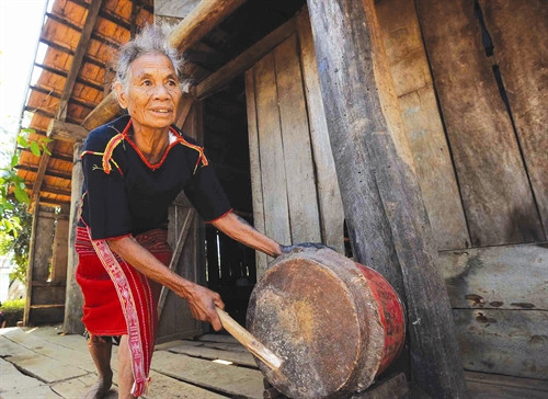 Trống, một loại nhạc cụ của đồng bào Ê - đê