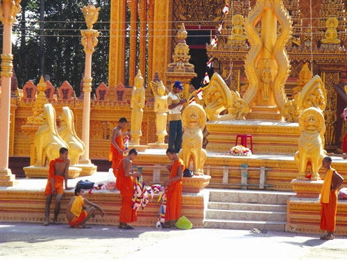 Chư tăng dựng và trang trí láng (lán), khuôn viên chùa chuẩn bị cho lễ