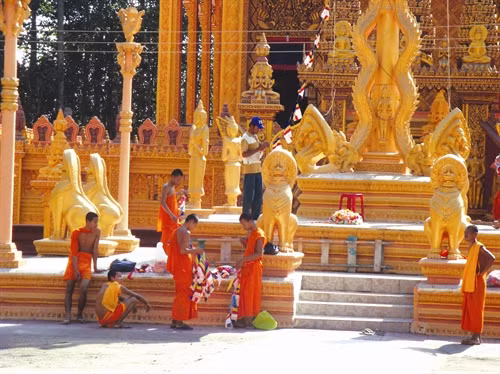 Chư tăng dựng và trang trí láng (lán), khuôn viên chùa chuẩn bị cho lễ