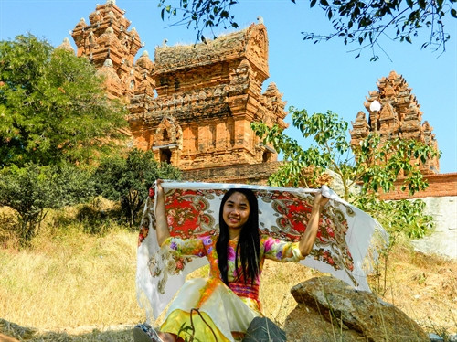 Áo dài Chăm không thể thiếu trong lễ hội Cô gái Chăm trong trang phục truyền thống bên tháp cổ. Áo dài Chăm khiến các thiếu nữ thêm đằm thắm