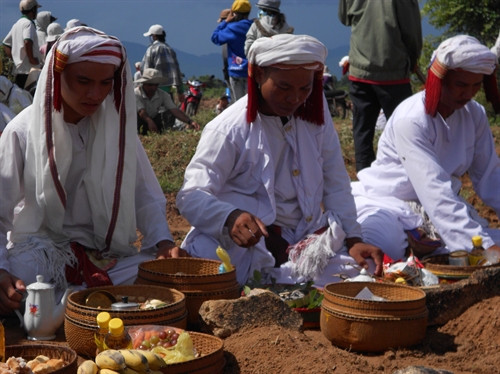 Trang phục của Tu sĩ Po Acar trong lễ hội Ramưwan