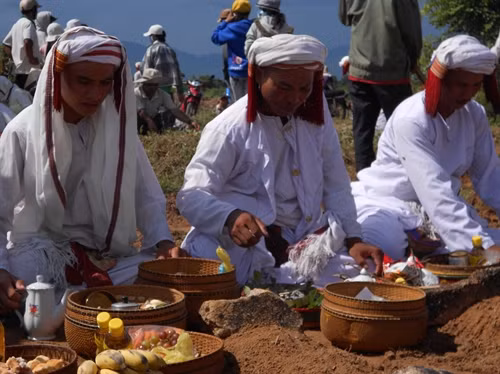 Trang phục của Tu sĩ Po Acar trong lễ hội Ramưwan