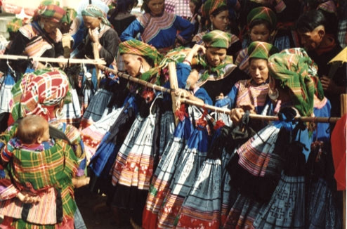 Sản phẩm thổ cẩm của đồng bào Mông, Bắc Hà, Lào Cai