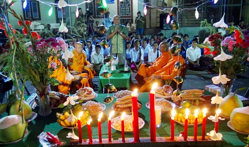 Cốm dẹp là lễ vật không thể thiếu trong Lễ cúng trăng