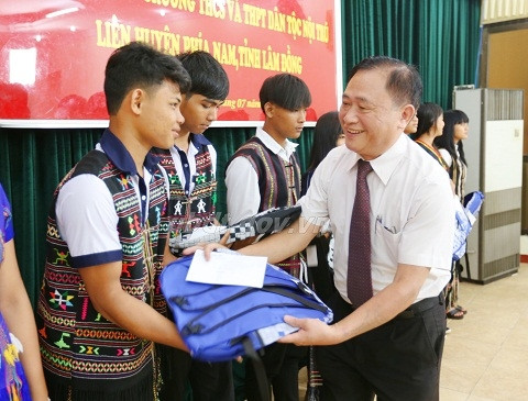 Đồng chí Chu Tuấn Thanh, Vụ trưởng Vụ Tuyên truyền tặng quà cho các em học sinh.