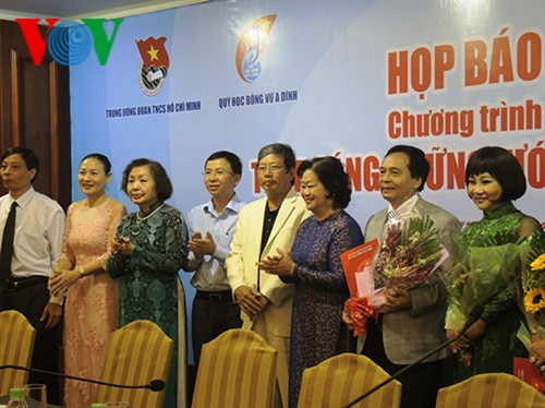 Chủ tịch Quỹ học bổng Vừ A Dính tặng hoa cho những tập thể, cá nhân tài trợ cho Quỹ trong năm 2015.