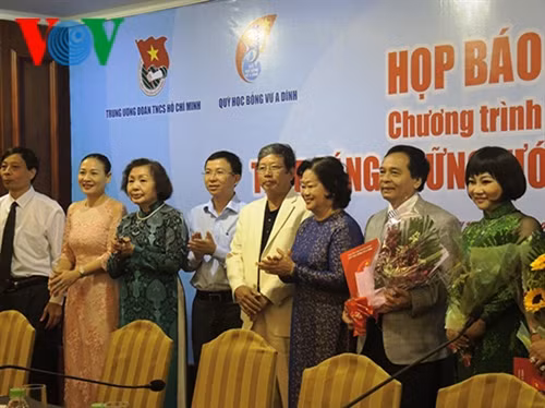 Chủ tịch Quỹ học bổng Vừ A Dính tặng hoa cho những tập thể, cá nhân tài trợ cho Quỹ trong năm 2015.