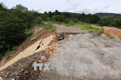 Sạt lở trên tuyến đường vào thôn 9 xã Ia Tơi huyện Ia H’Drai. Ảnh: Cao Nguyên - TTXVN Sạt lở trên tuyến đường vào thôn 9 xã Ia Tơi huyện Ia H’Drai. Ảnh: Cao Nguyên - TTXVN