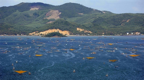 Vịnh Xuân Đài có sự kết hợp hài hòa của các yếu tố tự nhiên như núi non, biển cả. Vịnh Xuân Đài có sự kết hợp hài hòa của các yếu tố tự nhiên như núi non, biển cả.