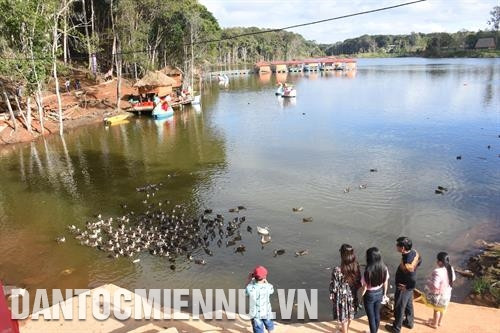 Khách du lịch vui chơi bên hồ Bảy Mẫu ở Măng Đen. Ảnh: Văn Phương