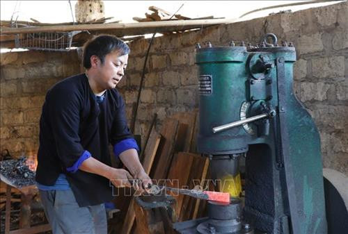 Hiện nay, nhờ trang bị thêm máy dập, nên công việc rèn cũng đỡ vất hơn trước. Ảnh: Tuấn Anh-TTXVN