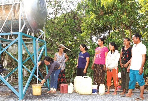 Đồng bào xếp hàng chờ lấy nước tại một giếng khoan mới được đưa vào sử dụng ở huyện Buôn Đôn Đồng bào xếp hàng chờ lấy nước tại một giếng khoan mới được đưa vào sử dụng ở huyện Buôn Đôn