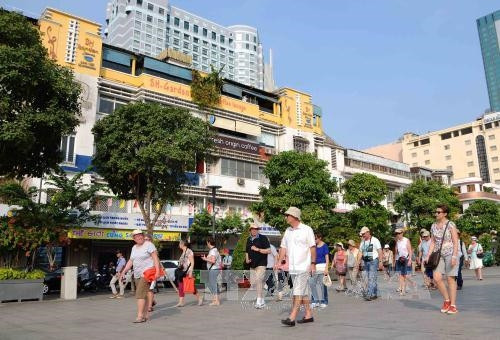 Du khách quốc tế tham quan phố đi bộ Nguyễn Huệ. Ảnh: An Hiếu – TTXVN Du khách quốc tế tham quan phố đi bộ Nguyễn Huệ. Ảnh: An Hiếu – TTXVN